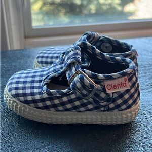 Cienta T-Bar Navy Gingham Girl’s Sneaker